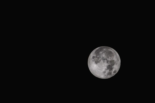 La Luna llena es el satélite de la Tierra.