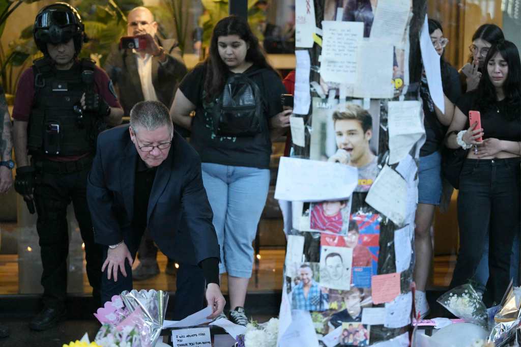 Geoff Payne, padre del cantante de One Direction, Liam Payne, observa el lugar donde los fanáticos rindieron homenaje a su difunto hijo afuera del Hotel CasaSur en Buenos Aires el 18 de octubre de 2024. (Foto: JUAN MABROMATA / AFP)