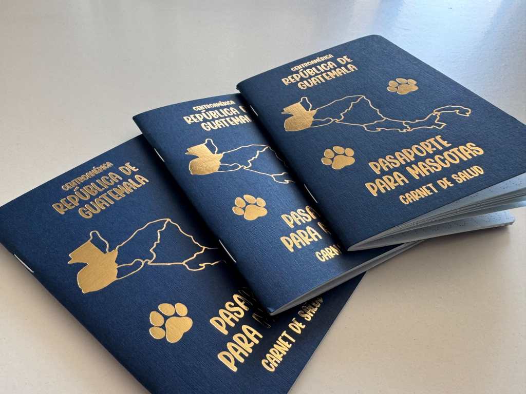 El pet pass es un carné de salud para mascotas con forma de pasaporte. 