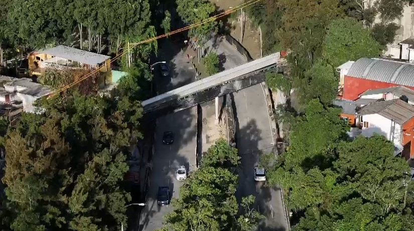 Las autoridades municipales informaron que los trabajos de desmontaje en el puente Adolfo Mijangos han concluido y ha quedado habilitada la vía. (Foto Prensa Libre: Captura de video de la Municipalidad de Guatemala)