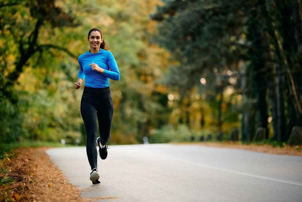 Mujer corriendo en el bosque