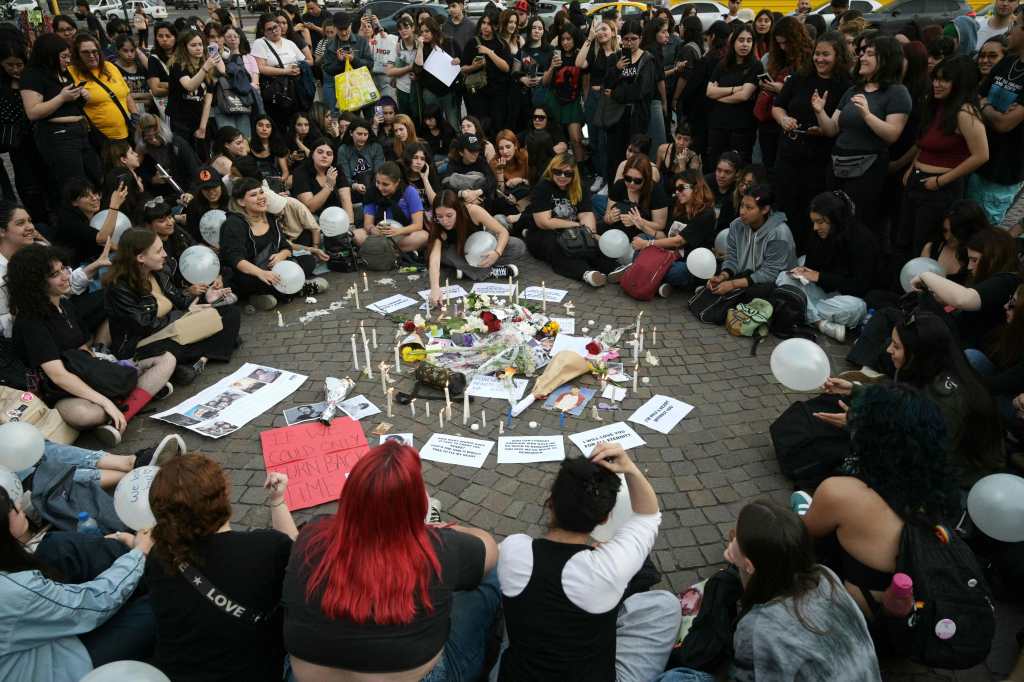 Los fanáticos rinden homenaje al fallecido cantante británico Liam Payne en el Obelisco de Buenos Aires el 17 de octubre de 2024. (Foto JUAN MABROMATA / AFP)