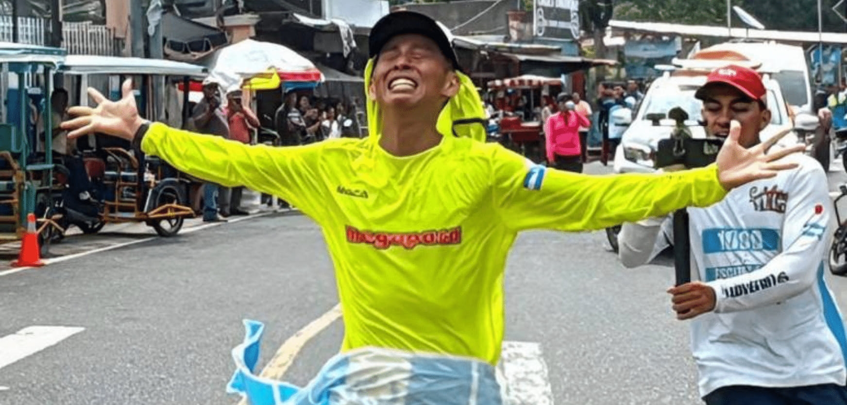 El youtuber de origen japones, Shin Fujiyama, se encuentra en Guatemala como parte del reto de correr tres mil kilómetros.  (Foto Prensa Libre: Hablando en Serio)