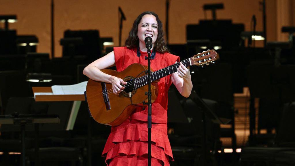 Natalia Lafourcade ofreció un concierto en Nueva York el pasado 10 de octubre junto a la Filarmónica de Los Ángeles dirigida por el maestro venezolano Gustavo Dudamel. 

Getty Images