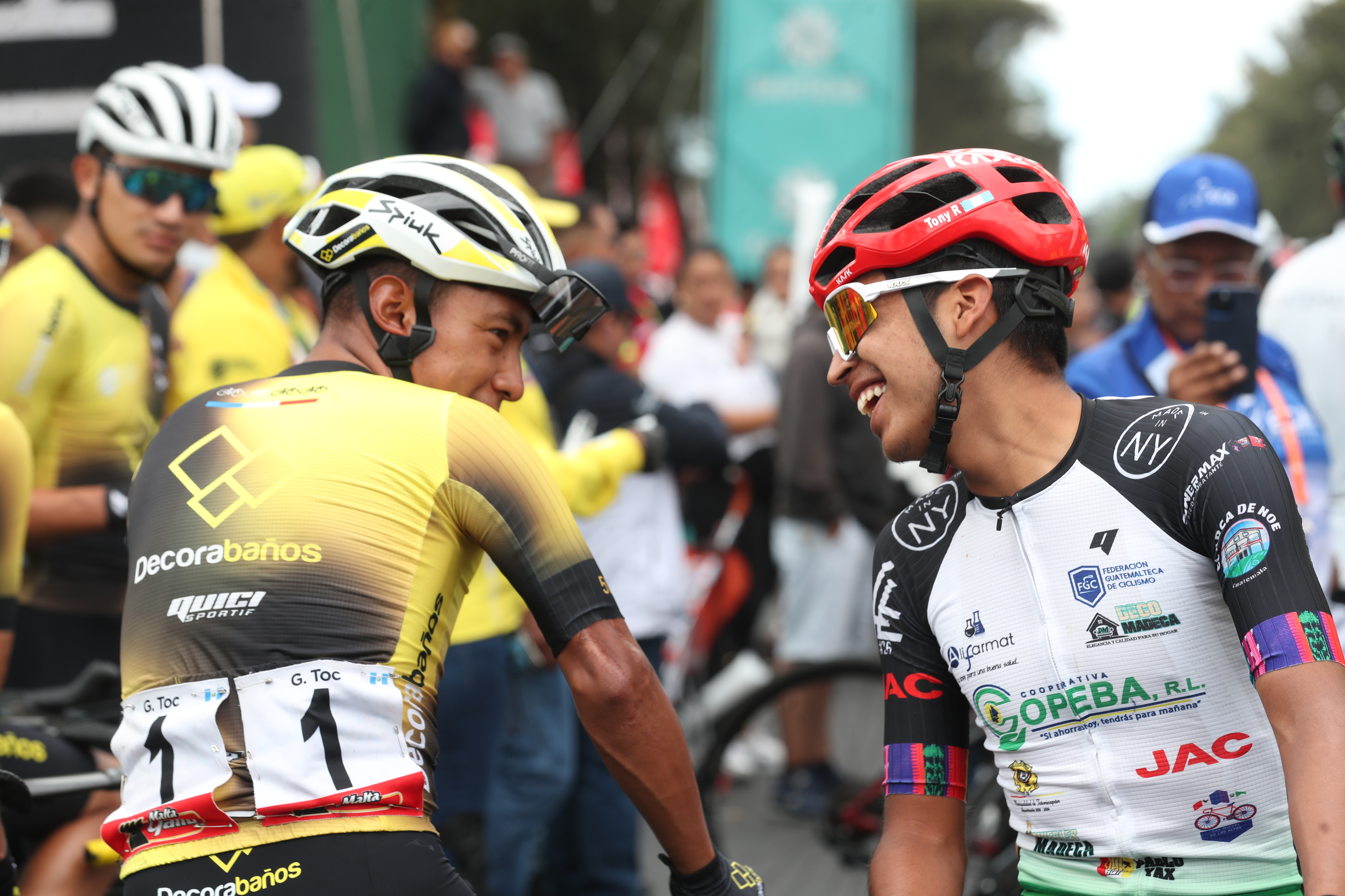 Al final de cada etapa los competidores suelen saludar e intercambiar anécdotas con otros compañeros ciclistas. (Foto Prensa Libre: Erick Ávila)'