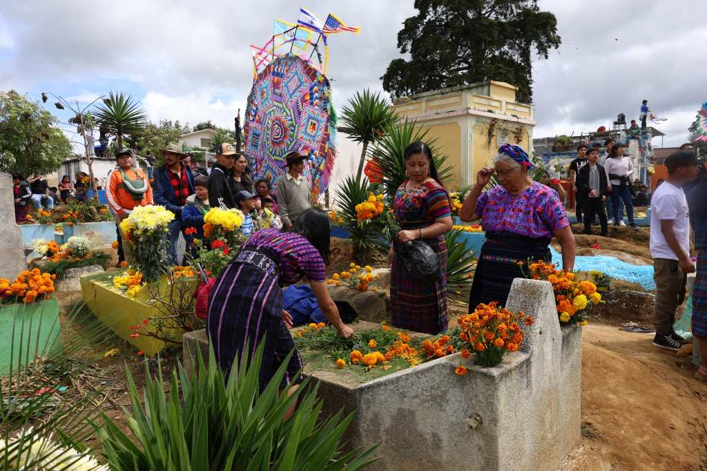 Ciudad de Guatemala celebra con cometas el Día de Muertos