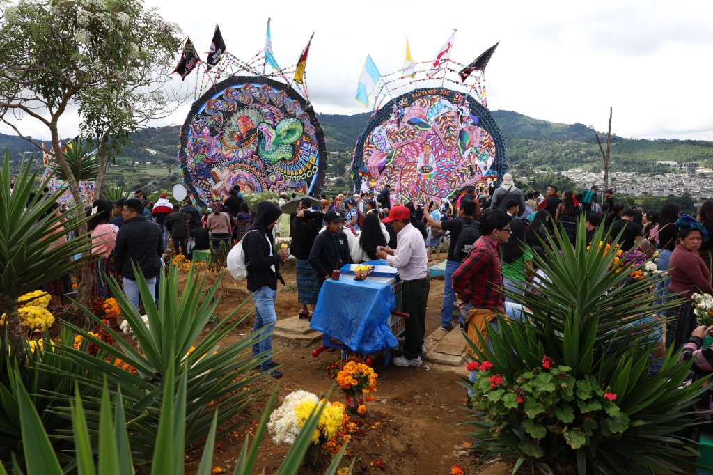 Ciudad de Guatemala celebra con cometas el Día de Muertos