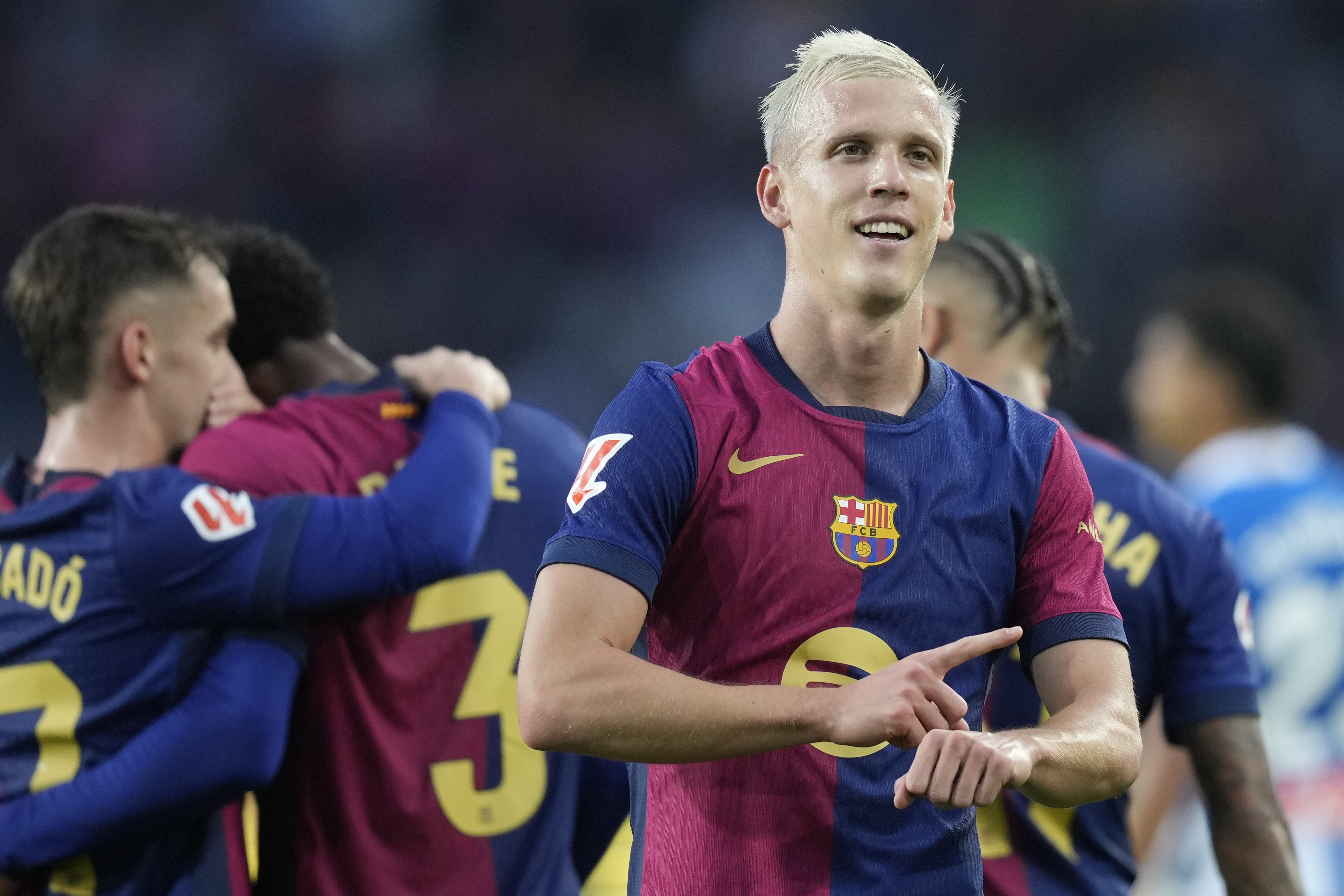 El centrocampista del FC Barcelona Dani Olmo celebra después de marcar un gol.