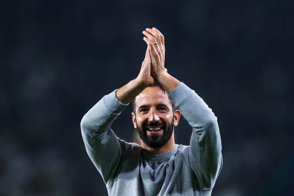 Ruben Amorim, entrenador del Sporting CP, celebró la victoria contra el Manchester City en la UEFA Champions League en Lisboa. 