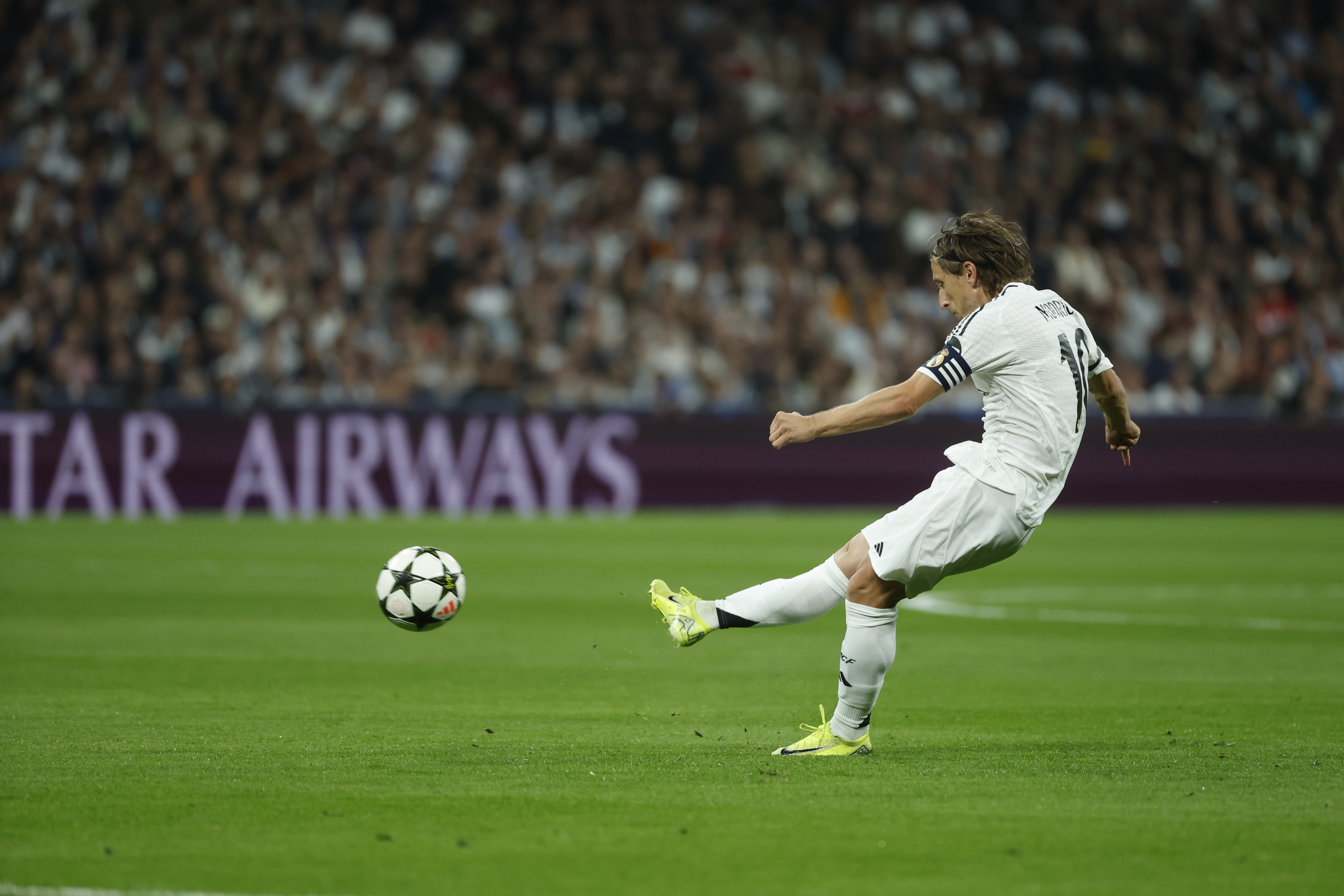 Luka Modric en acción durante el partido de primera ronda de la Liga de Campeones que Real Madrid y AC Milan.