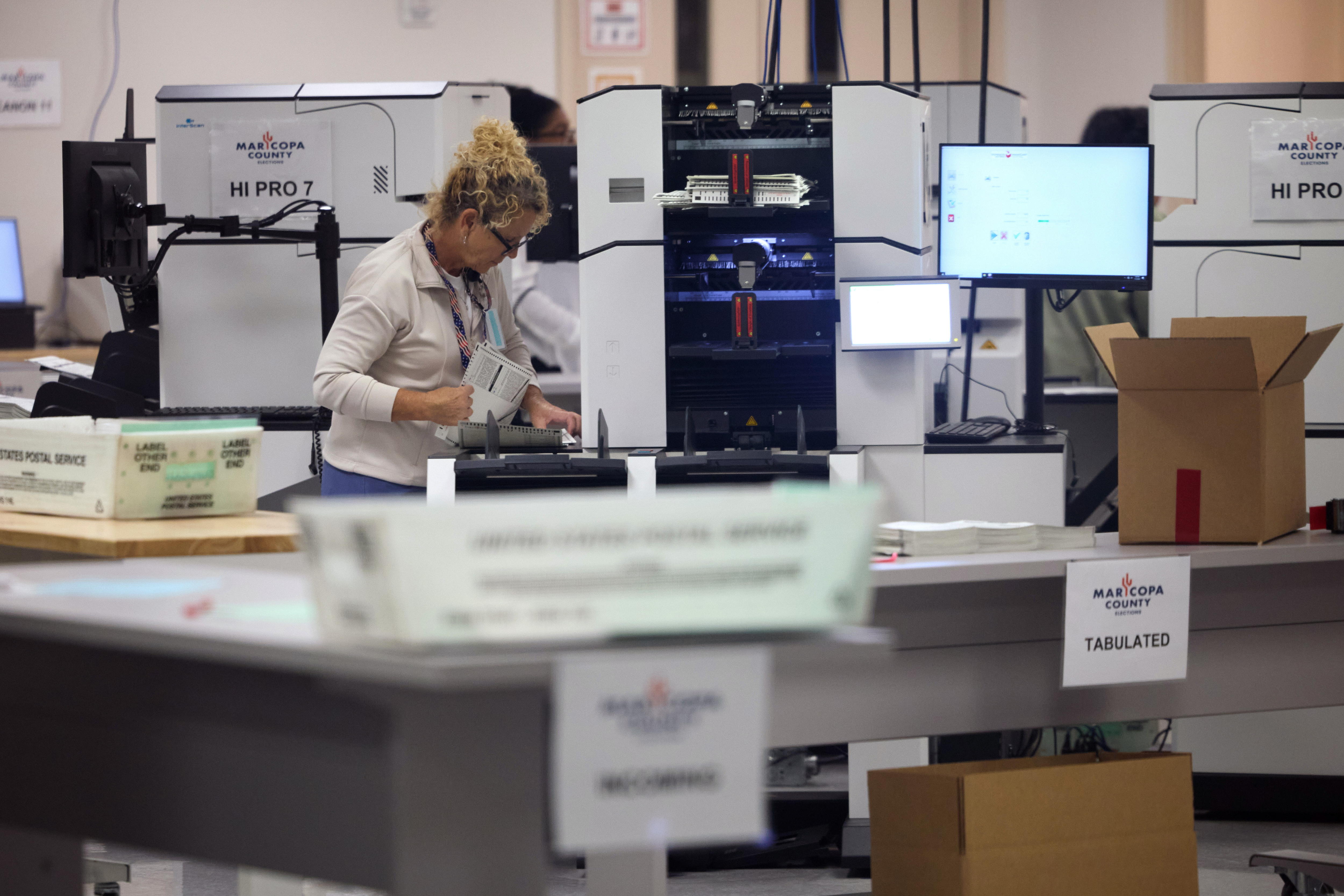 Scottsdale (United States), 05/11/2024.- Votes are tabulated on Election Day at the Maricopa County Tabulation and Election Center in Scottsdale, Arizona, USA, 05 November 2024. Voters across the country are casting ballots today for President of the United States in a tightly contested race between Republican presidential candidate Donald J. Trump and Democratic presidential candidate US Vice President Kamala Harris, as well as for candidates in Senate and Congressional races. (Elecciones, Estados Unidos) EFE/EPA/ALLISON DINNER