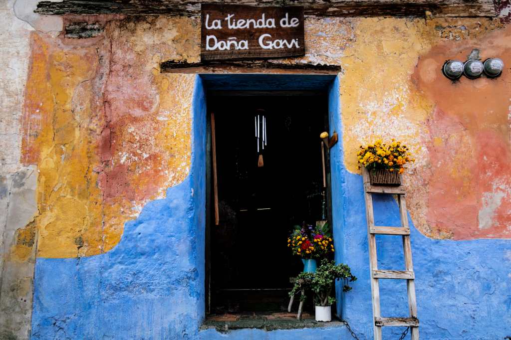 Fotografía de la tienda de Doña Gavi, conocida por sus helados de sabores tradicionales y exóticos, en Antigua Guatemala 