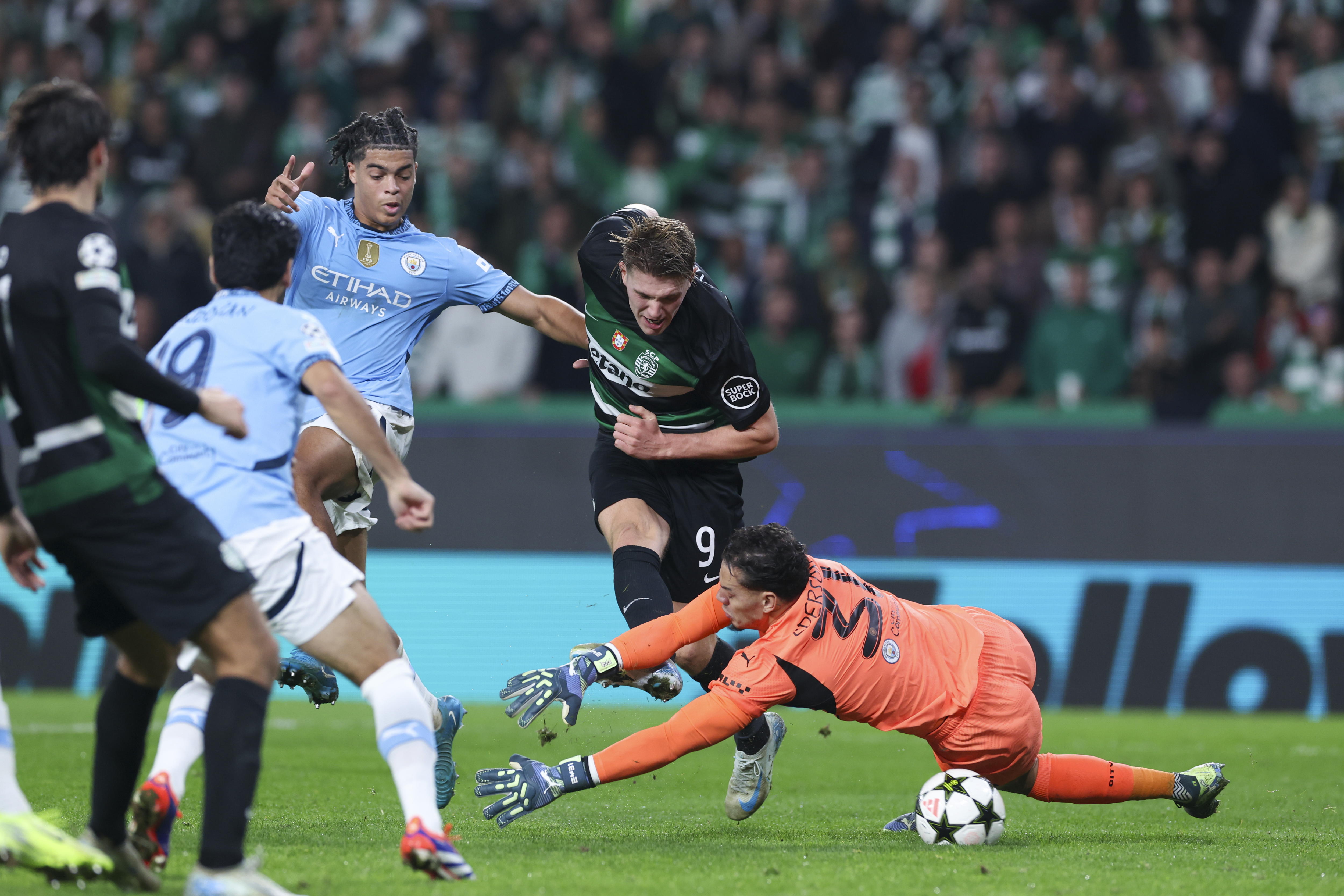 Vyktor Gyokeres del Sporting CP enfrentó al portero Ederson del Manchester City.