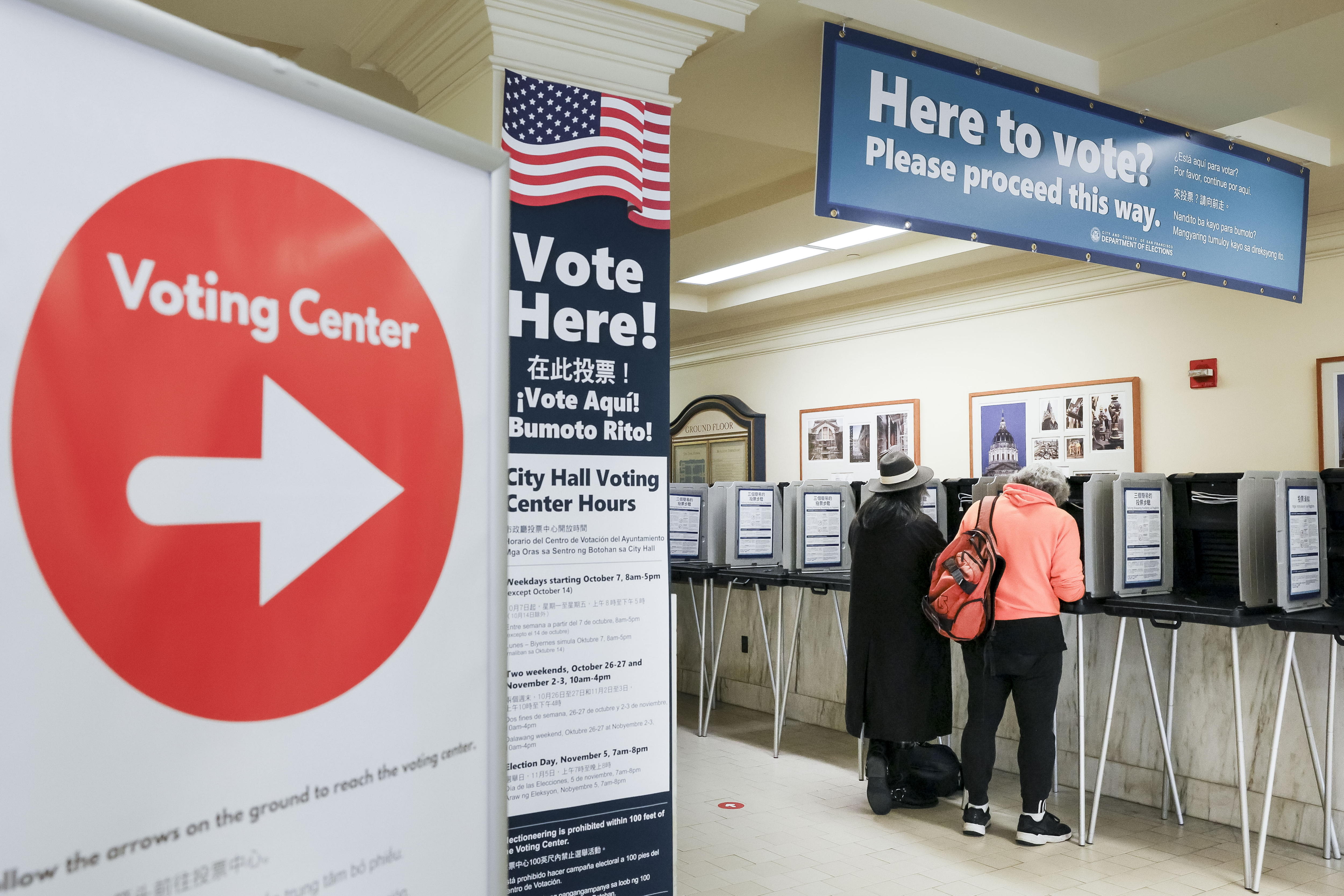 San Francisco (United States), 05/11/2024.- Voters cast ballots at a polling site on Election Day in City Hall in San Francisco, California, USA, 05 November 2024. Voters across the country are casting ballots today for President of the United States in a tightly contested race between Republican presidential candidate Donald J. Trump and Democratic presidential candidate US Vice President Kamala Harris, as well as for candidates in congressional and local races. (Elecciones, Estados Unidos) EFE/EPA/JOHN G MABANGLO