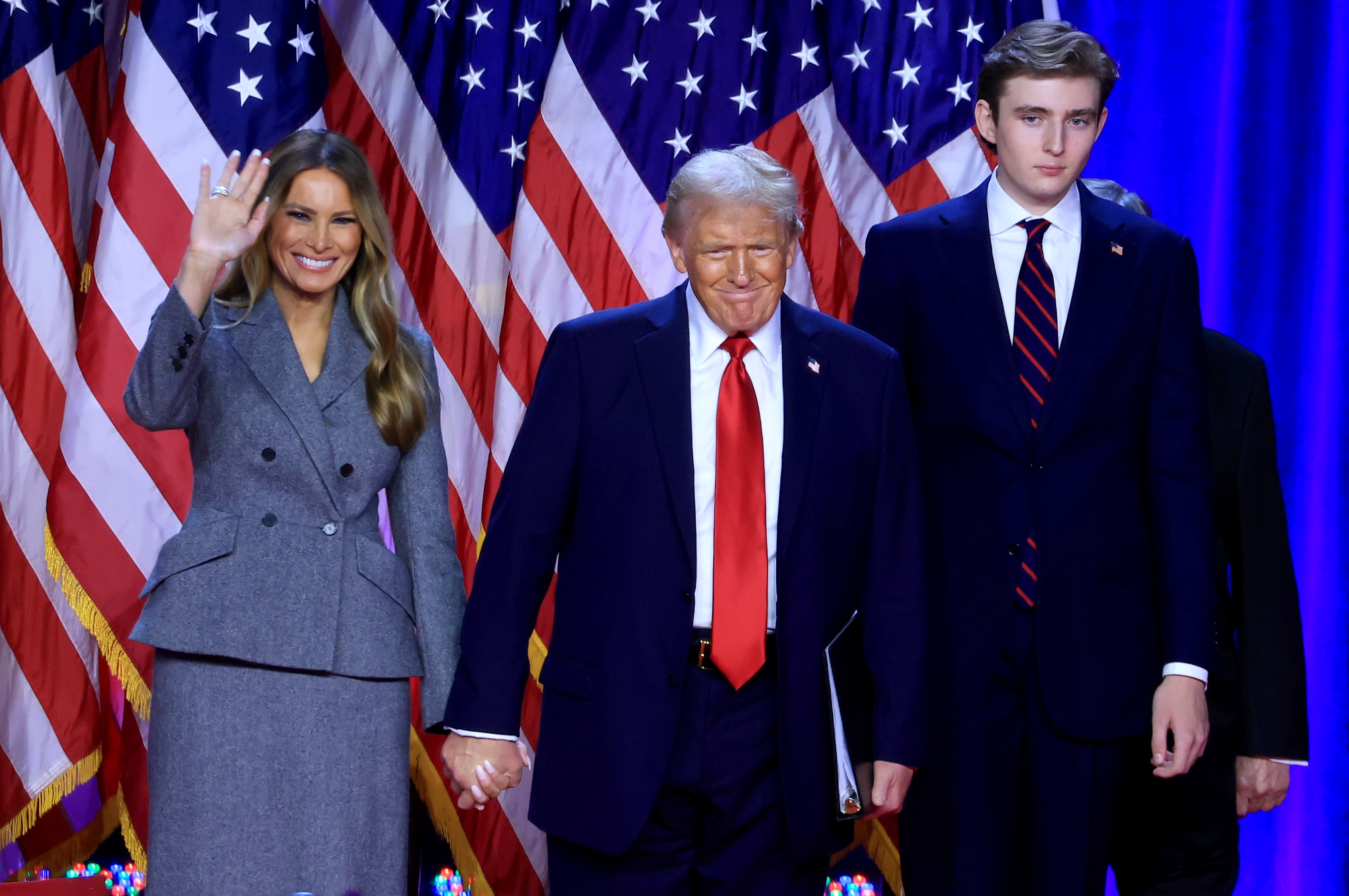 Donald Trump dio un discurso acompañado de su familia y equipo de campaña ante la proyección que lo visualiza como el próximo presidente de los Estados Unidos. Fotografía: EFE.  