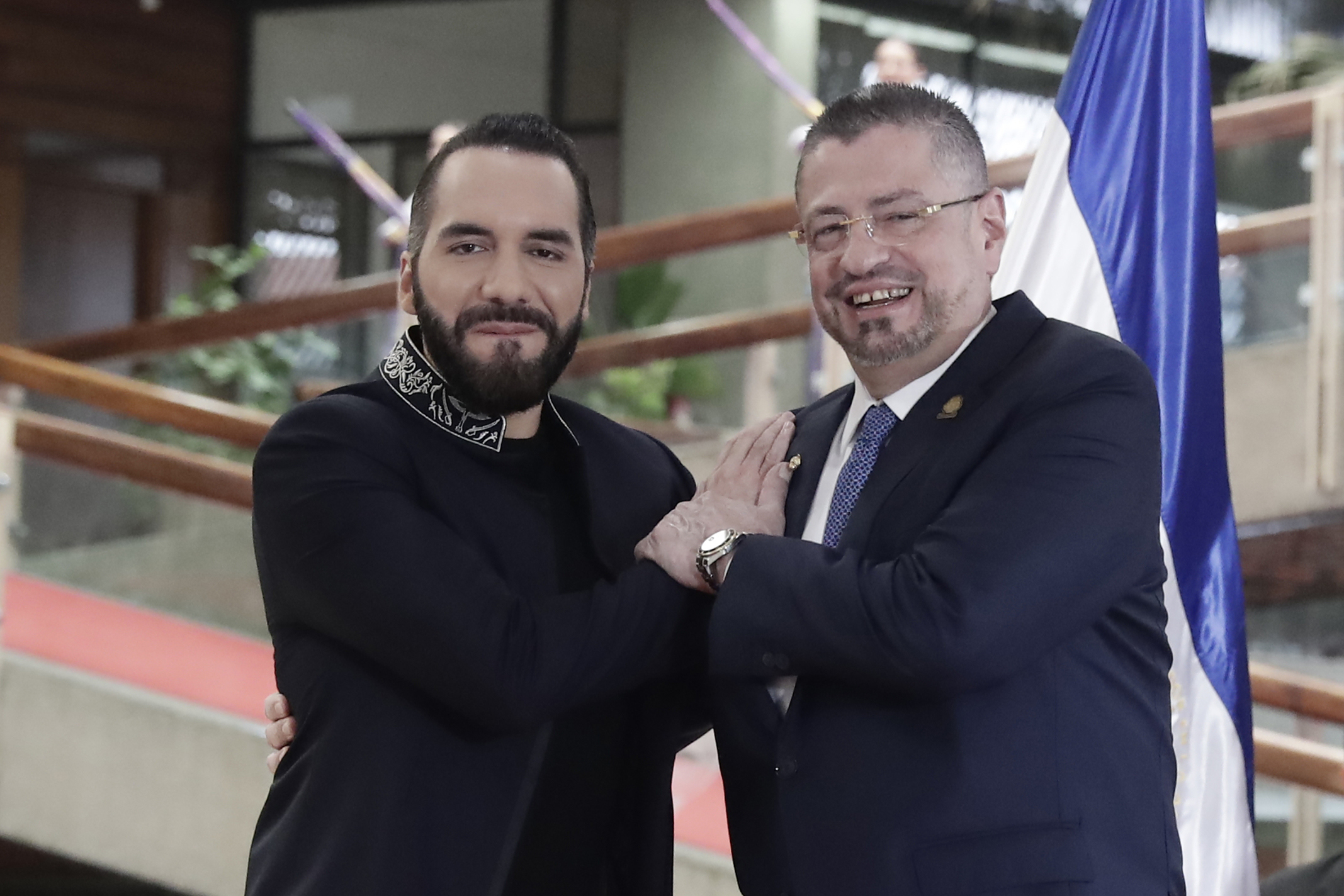 -FOTODELDÍA- SAN JOSÉ (COSTA RICA), 11/11/2024.- El presidente de Costa Rica, Rodrigo Chaves (d), posa junto a su homólogo de El Salvador, Nayib Bukele, a quien otorgará la máxima condecoración del Gobierno costarricense este lunes en San José (Costa Rica). Bukele comenzó este lunes una visita oficial de dos días a Costa Rica en la cual abordará con su colega costarricense, Rodrigo Chaves, asuntos de seguridad, comercio y cooperación. EFE/ Jeffrey Arguedas