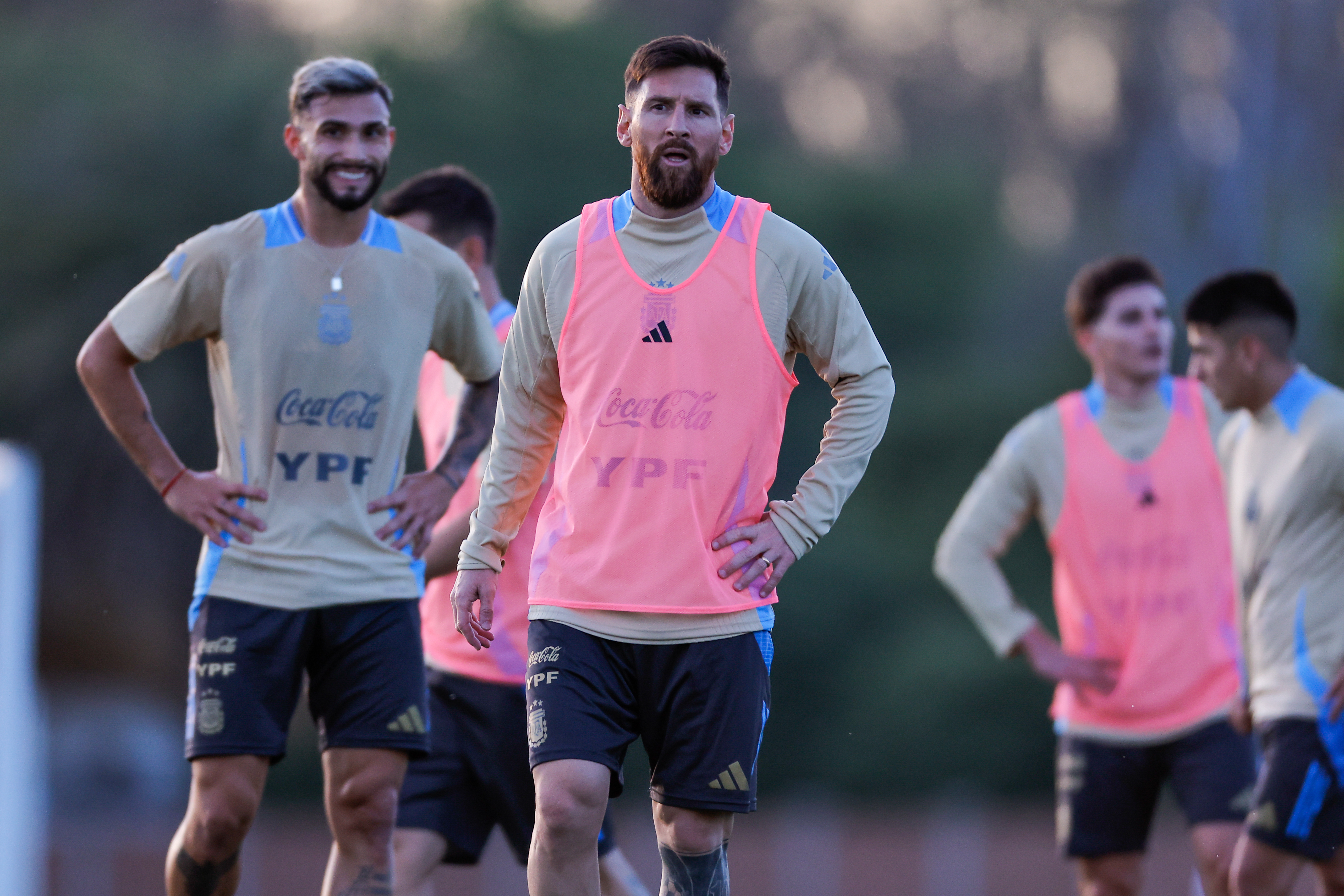 Lionel Messi de la selección de Argentina participa en un entrenamiento.