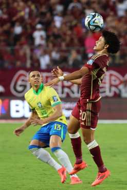 AMDEP9689. MATURÍN (VENEZUELA), 12/11/2024.- Eduard Bello (d) de Venezuela disputa el balón con Vanderson de Brasil, este jueves durante un partido de las eliminatorias sudamericanas al Mundial de Fútbol 2026, en el estadio Monumental, en Maturín (Venezuela). EFE/ Miguel Gutiérrez