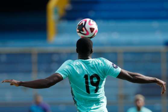 AMDEP9807. SAN SALVADOR (EL SALVADOR), 14/11/2024.- Josiah Dyer de Monserrat responde un balón este jueves, en un partido de la Copa Centroamericana entre Monserrat y San Vicente en el estadio Cuscatlán, en San Salvador (El Salvador). EFE/ Rodrigo Sura