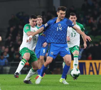 Dublin (Ireland), 14/11/2024.- Josh Cullen of Ireland in action against Kaan Kairinen (C) of Finland during the UEFA Nations League match between Ireland and Finland in Dublin, Ireland, 14 November 2024. (Finlandia, Irlanda) EFE/EPA/LORRAINE O'SULLIVAN