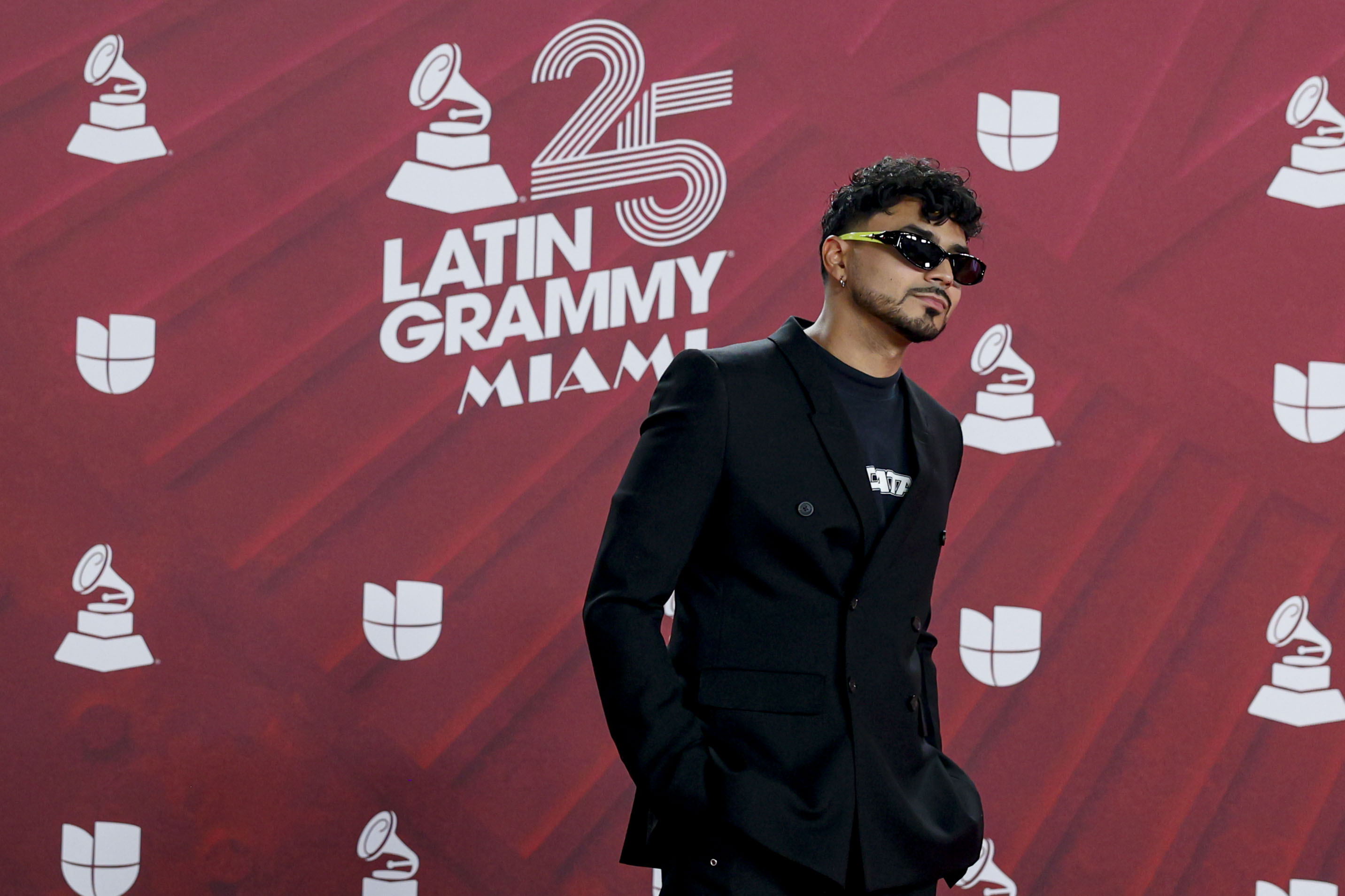 USA8974. MIAMI (ESTADOS UNIDOS), 14/11/2024.- El cantante puertorriqueño Álvaro Díaz, posa en la alfombra roja de la 25 entrega anual de los Premios Latin Grammy, este jueves, en el Kaseya Center de Miami, Florida (Estados Unidos). EFE/ Eva Marie Uzcátegui