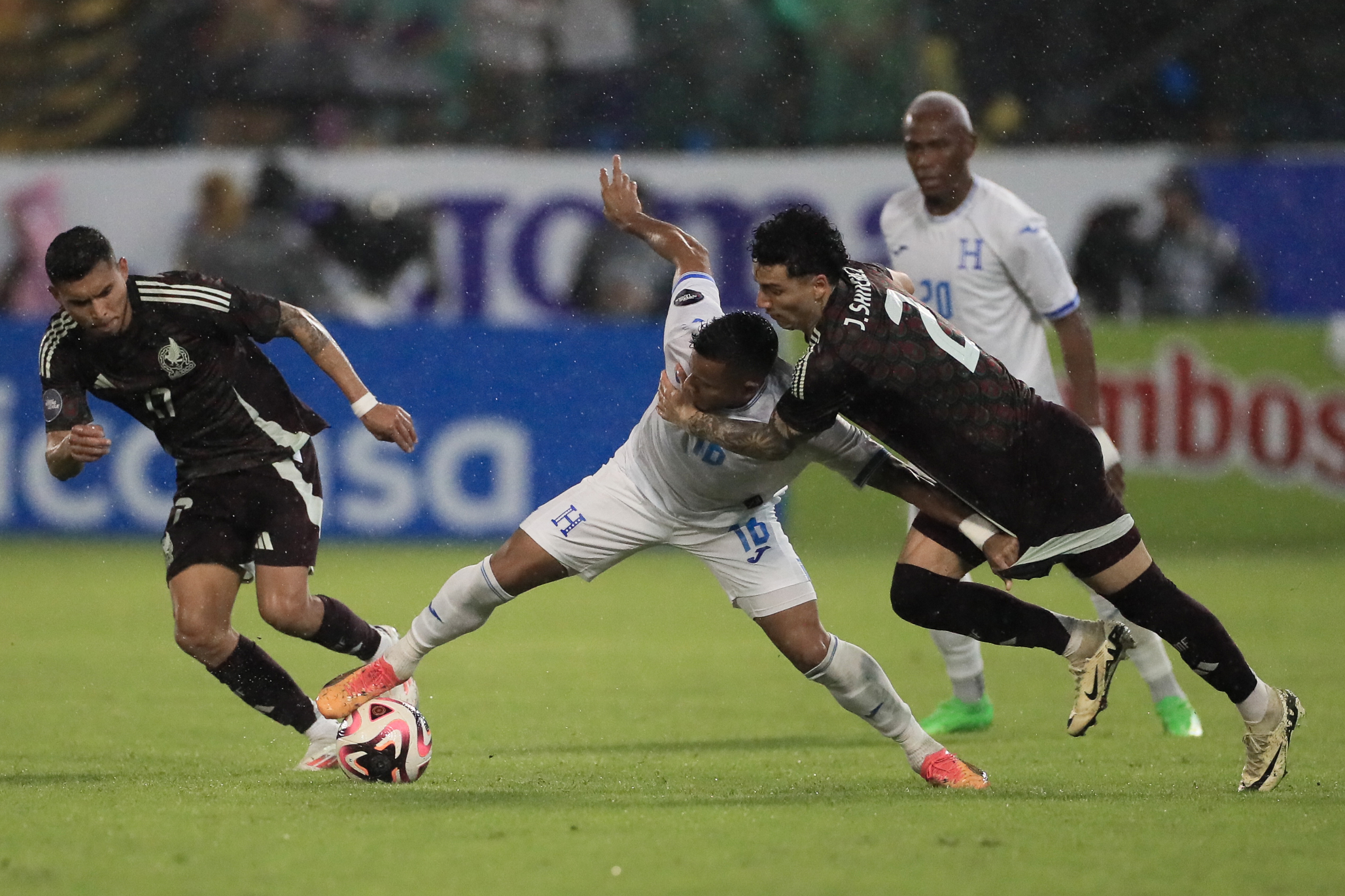 Edwin Rodríguez de Honduras disputa un balón con Jorge Sánchez Ramos de México.