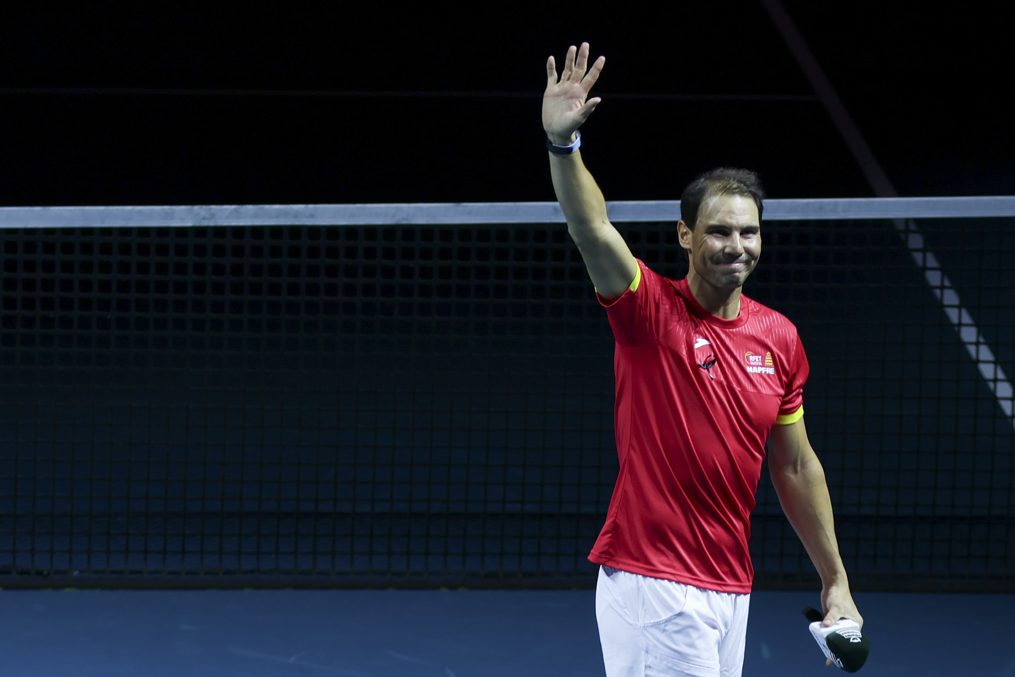 El tenista Rafa Nadal saluda a la afición durante el homenaje que recibe tras concretar su retiro.