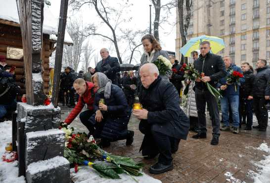 Kyiv (Ukraine), 21/11/2024.- Ukrainians lay flowers and light candles amidst snowfall at the memorial to the 'Heroes of the Heavenly Hundred', for the activists killed during the Euromaidan-protests in 2014, near the Independence Square in Kyiv, Ukraine, 21 November 2024, amid ongoing Russian invasion. Ukrainians on 21 November commemorate the 'Day of Dignity and Freedom' and the anniversary of the 'Maidan Revolution', or Ukraine's Revolution of Dignity. On 21 November 2013, activists started an anti-government picket after then-Prime Minister Mykola Azarov announced the suspension of a landmark treaty with the European Union. The protests eventually led to the ouster of then-President Viktor Yanukovych, creating political rifts throughout the country that erupted into a violent conflict between pro-Russian separatists and government forces in the eastern part of the country in the spring of 2014. Russian troops entered Ukraine on 24 February 2022 starting a conflict that has provoked destruction and a humanitarian crisis. (Protestas, Rusia, Ucrania, Kiev) EFE/EPA/SERGEY DOLZHENKO