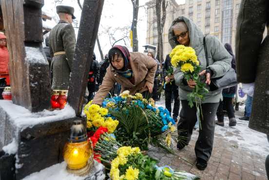 Kyiv (Ukraine), 21/11/2024.- Ukrainians lay flowers and light candles amidst snowfall at the memorial to the 'Heroes of the Heavenly Hundred', for the activists killed during the Euromaidan-protests in 2014, near the Independence Square in Kyiv, Ukraine, 21 November 2024, amid ongoing Russian invasion. Ukrainians on 21 November commemorate the 'Day of Dignity and Freedom' and the anniversary of the 'Maidan Revolution', or Ukraine's Revolution of Dignity. On 21 November 2013, activists started an anti-government picket after then-Prime Minister Mykola Azarov announced the suspension of a landmark treaty with the European Union. The protests eventually led to the ouster of then-President Viktor Yanukovych, creating political rifts throughout the country that erupted into a violent conflict between pro-Russian separatists and government forces in the eastern part of the country in the spring of 2014. Russian troops entered Ukraine on 24 February 2022 starting a conflict that has provoked destruction and a humanitarian crisis. (Protestas, Rusia, Ucrania, Kiev) EFE/EPA/SERGEY DOLZHENKO