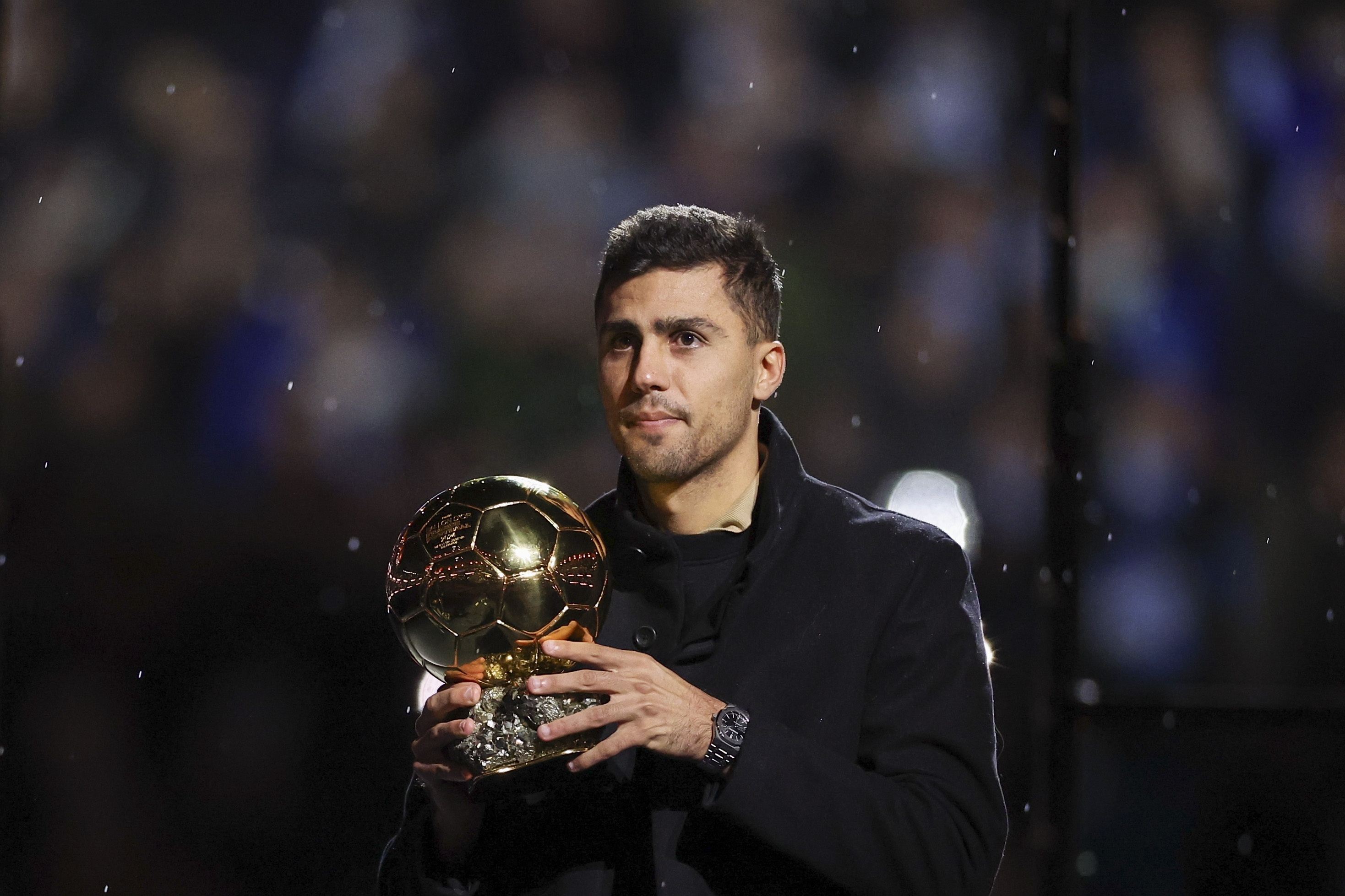 El español Rodri presenta el Balón de Oro a la afición del City en medio de críticas.