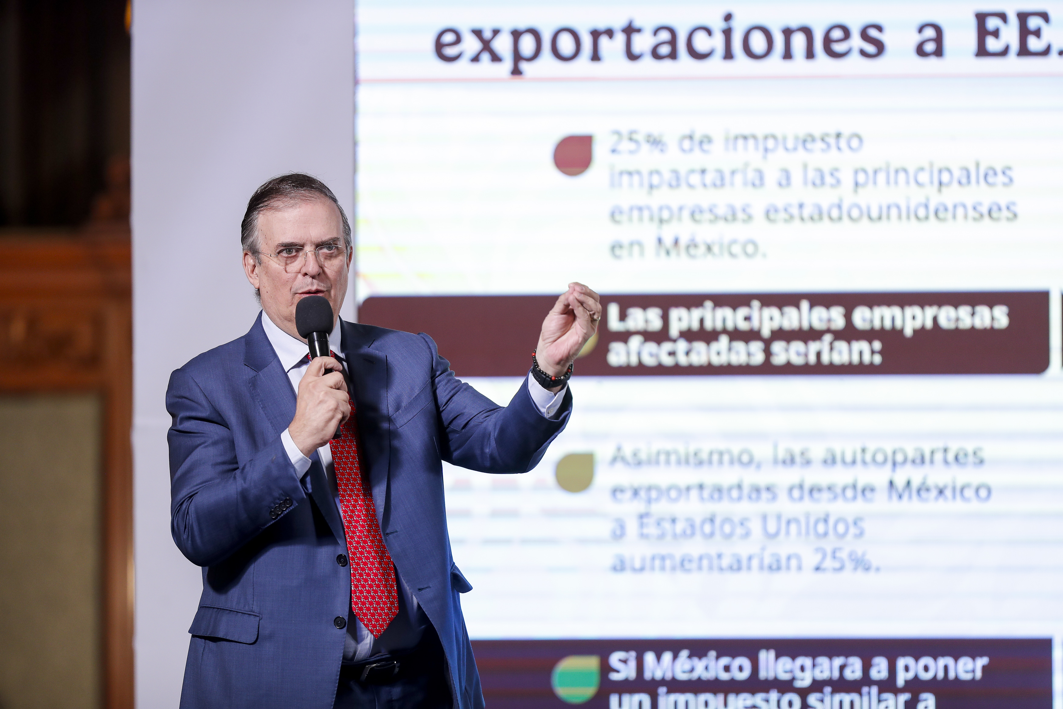 Marcelo Ebrard, secretario de Economía de México, explica el impacto que tendrían las medidas económicas anunciadas por Donald Trump. (Foto Prensa Libre: EFE/ Isaac Esquivel)