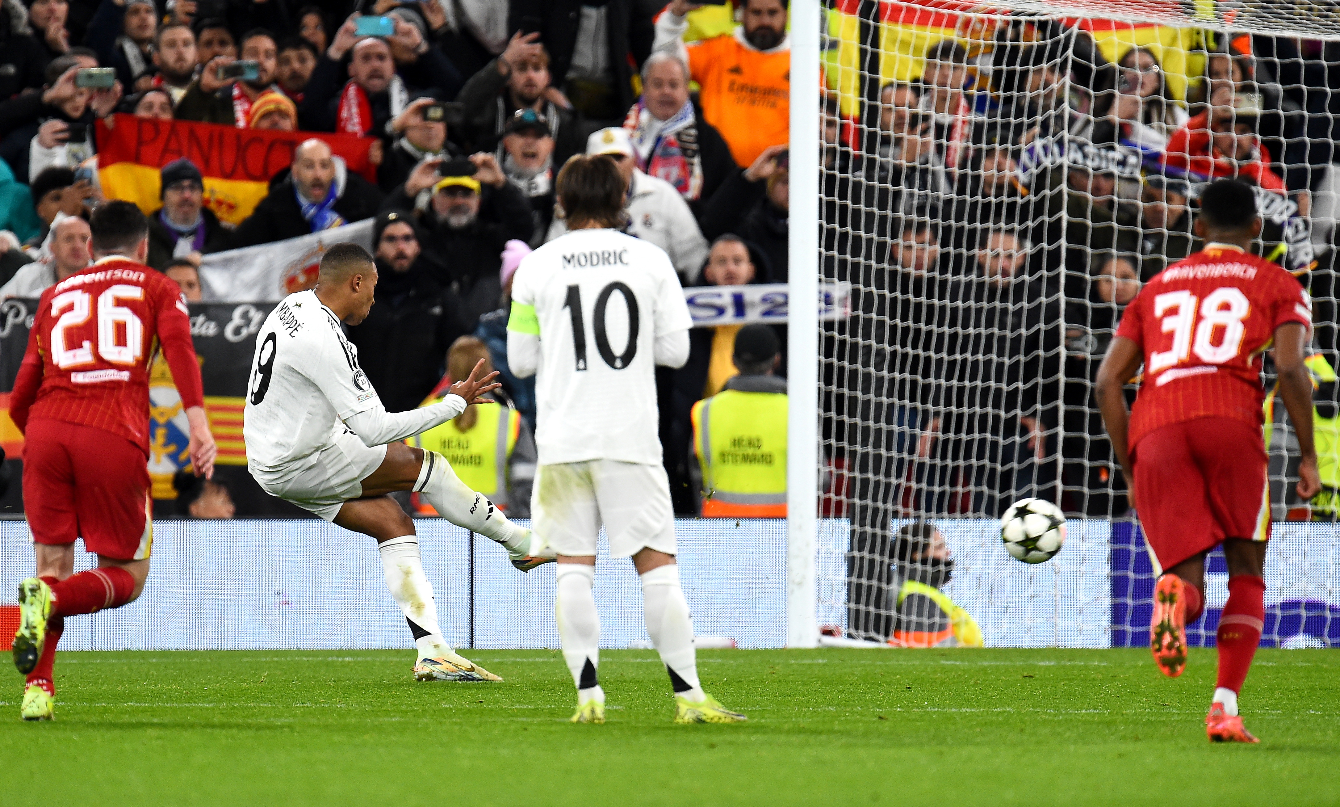 Kylian Mbappé, del Real Madrid, en el momento que falla desde el punto de penal frente a Liverpool. (Foto Prensa Libre: EFE).