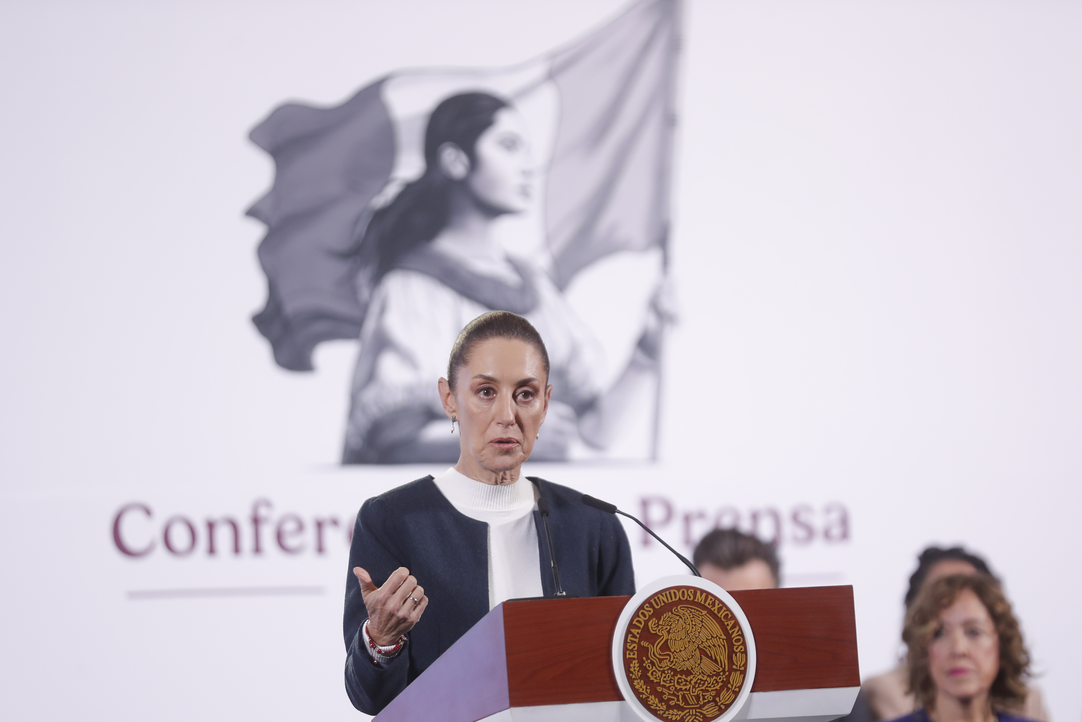 MEX6118. CIUDAD DE MÉXICO (MÉXICO), 27/11/2024.- La presidenta de México, Claudia Sheinbaum, habla durante su rueda de prensa matutina en Palacio Nacional, este miércoles en Ciudad de México (México). Sheinbaum aseguró que el canciller, Juan Ramón de la Fuente, ya está en contacto con el equipo del presidente electo de Estados Unidos, Donald Trump, para que en próximos días aborden el tratado comercial, migración, violencia y tráfico de armas. EFE/ Isaac Esquivel