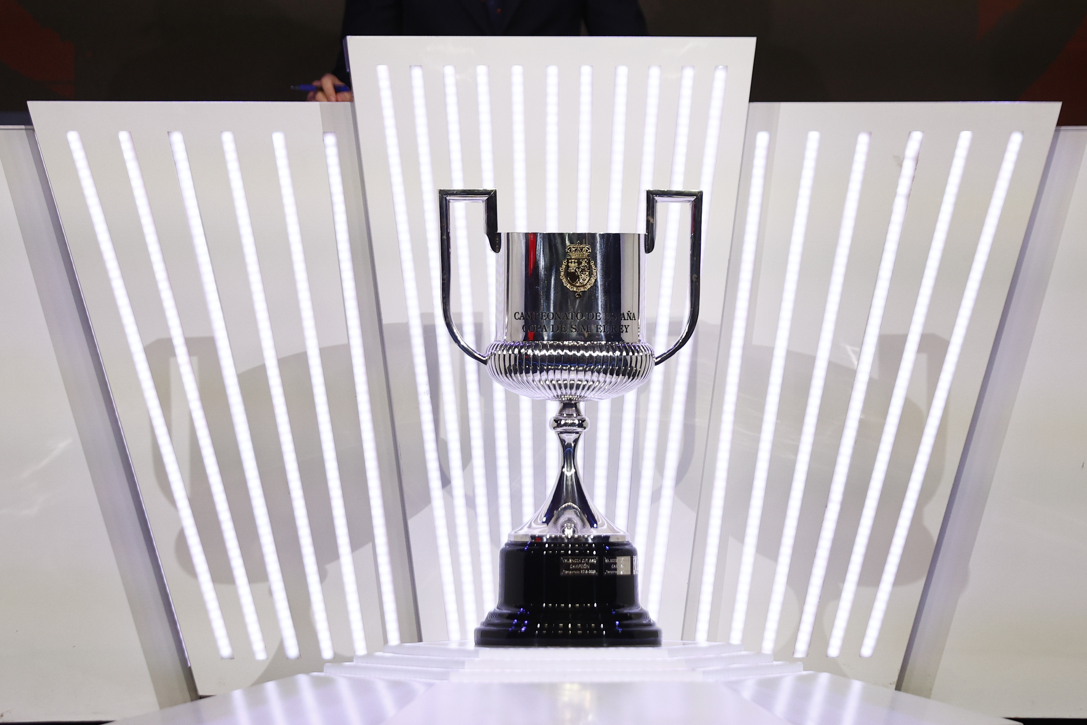 El trofeo de la Copa del Rey es expuesto durante el sorteo para determinar los emparejamientos