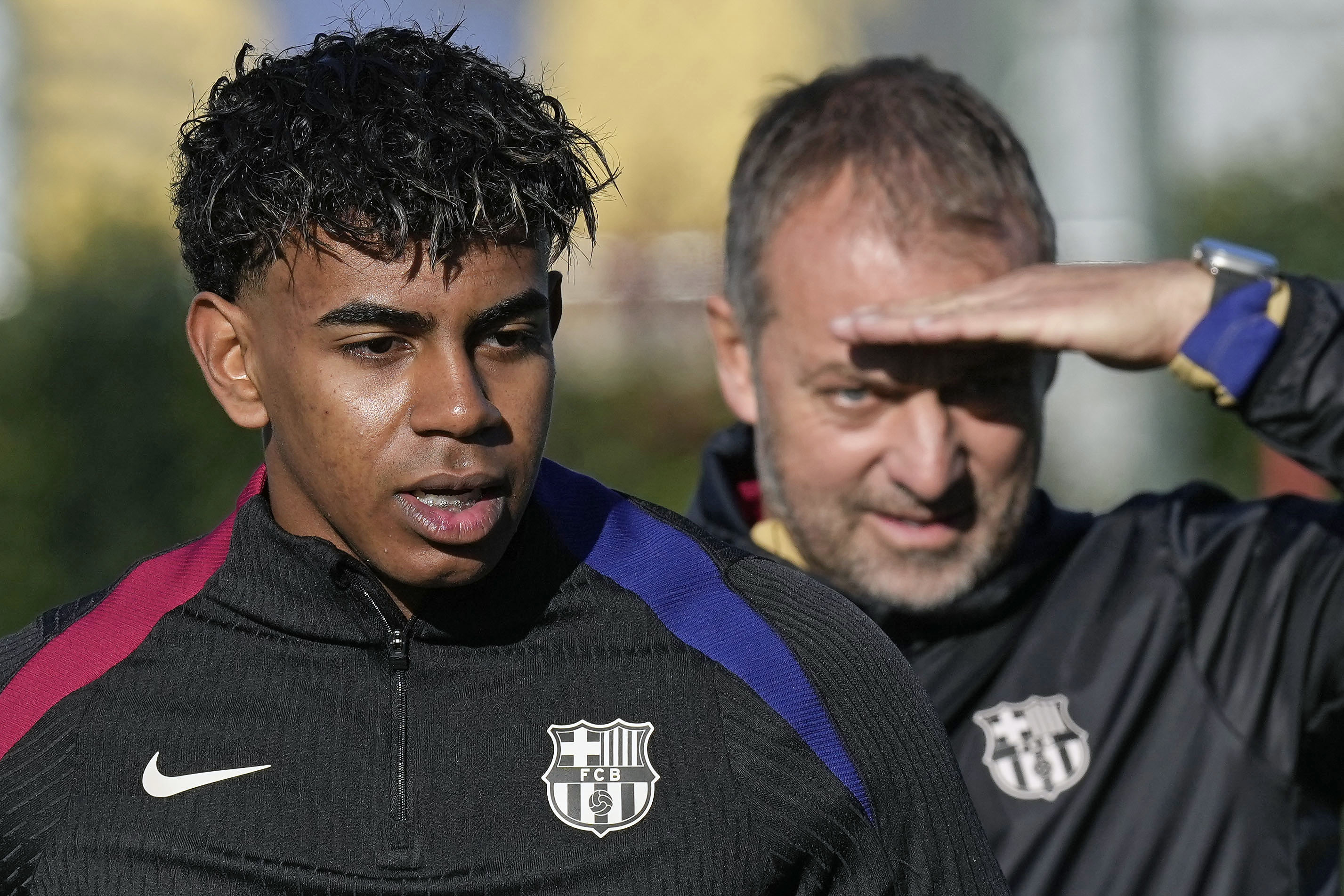 El jugador del FC Barcelona Lamine Yamal y su entrenador, Hansi Flick, durante el entrenamiento del equipo blaugrana este viernes en las instalaciones de la Ciudad Deportiva Joan Gamper. (Foto Prensa Libre: EFE).