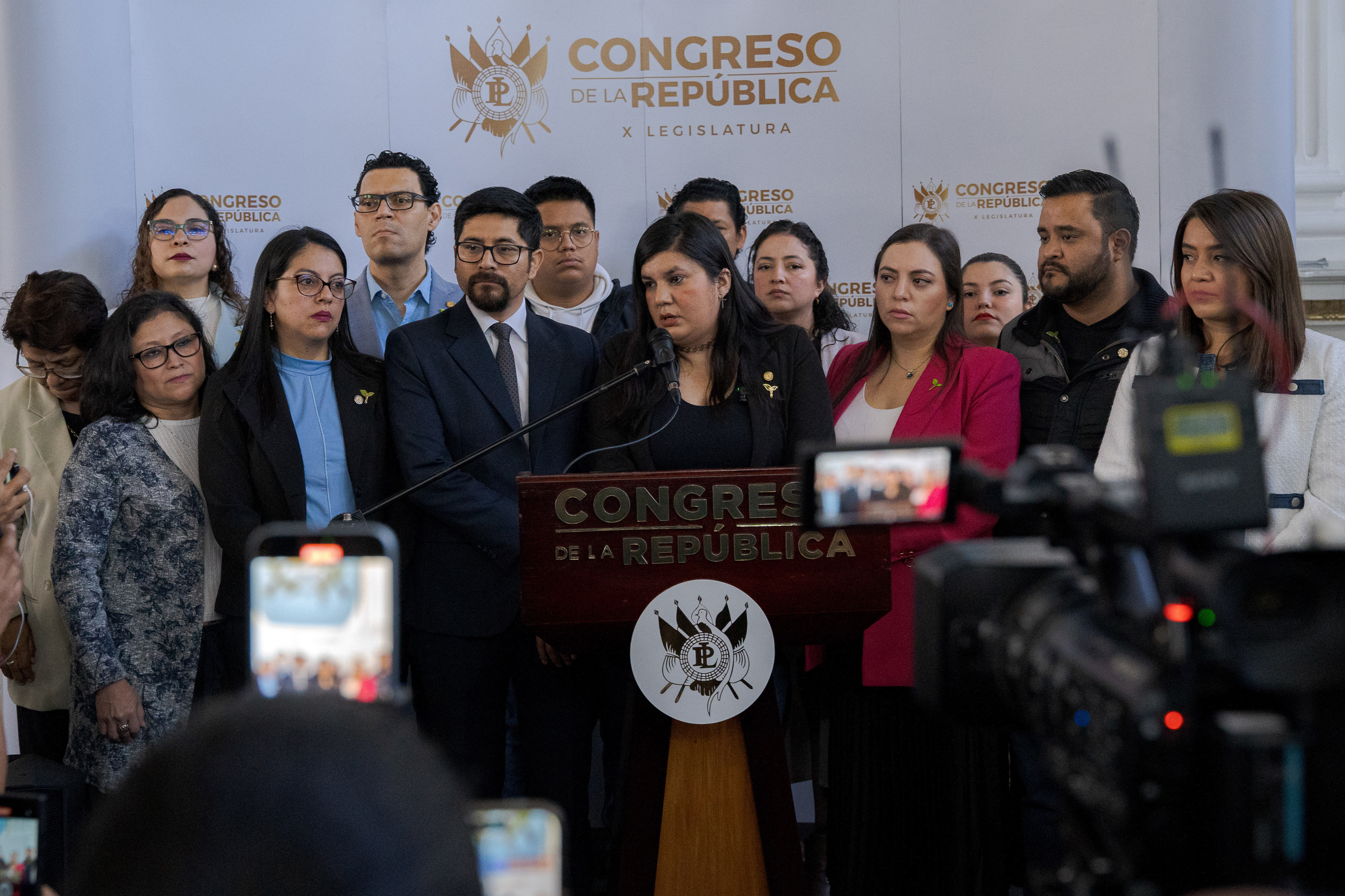 AME2070. CIUDAD DE GUATEMALA (GUATEMALA), 29/11/2024.- La diputada oficialista Andrea Reyes (c), del partido Movimiento Semilla, habla junto a demás miembros del partido durante una rueda de prensa este viernes, en Ciudad de Guatemala (Guatemala). El Movimiento Semilla del presidente de Guatemala, Bernardo Arévalo de León, agotará todos los recursos legales para evitar su desaparición, luego de que este viernes el ente del Tribunal Electoral encargado del control de los partidos políticos cancelara la personalidad jurídica de la agrupación por orden de un juez penal. EFE/ Laura García