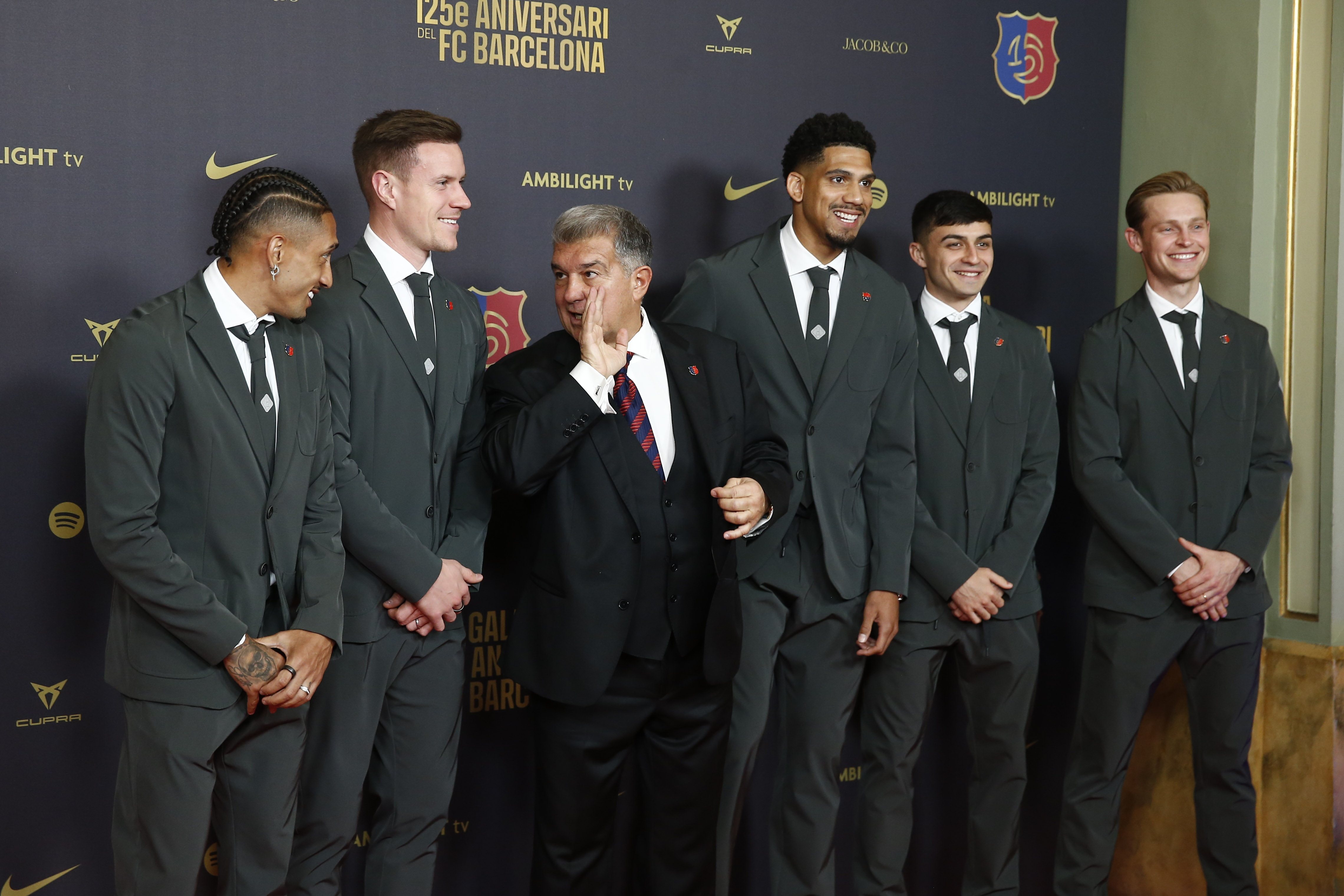 Joan Laporta y los capitanes del FC club posan en una celebración.