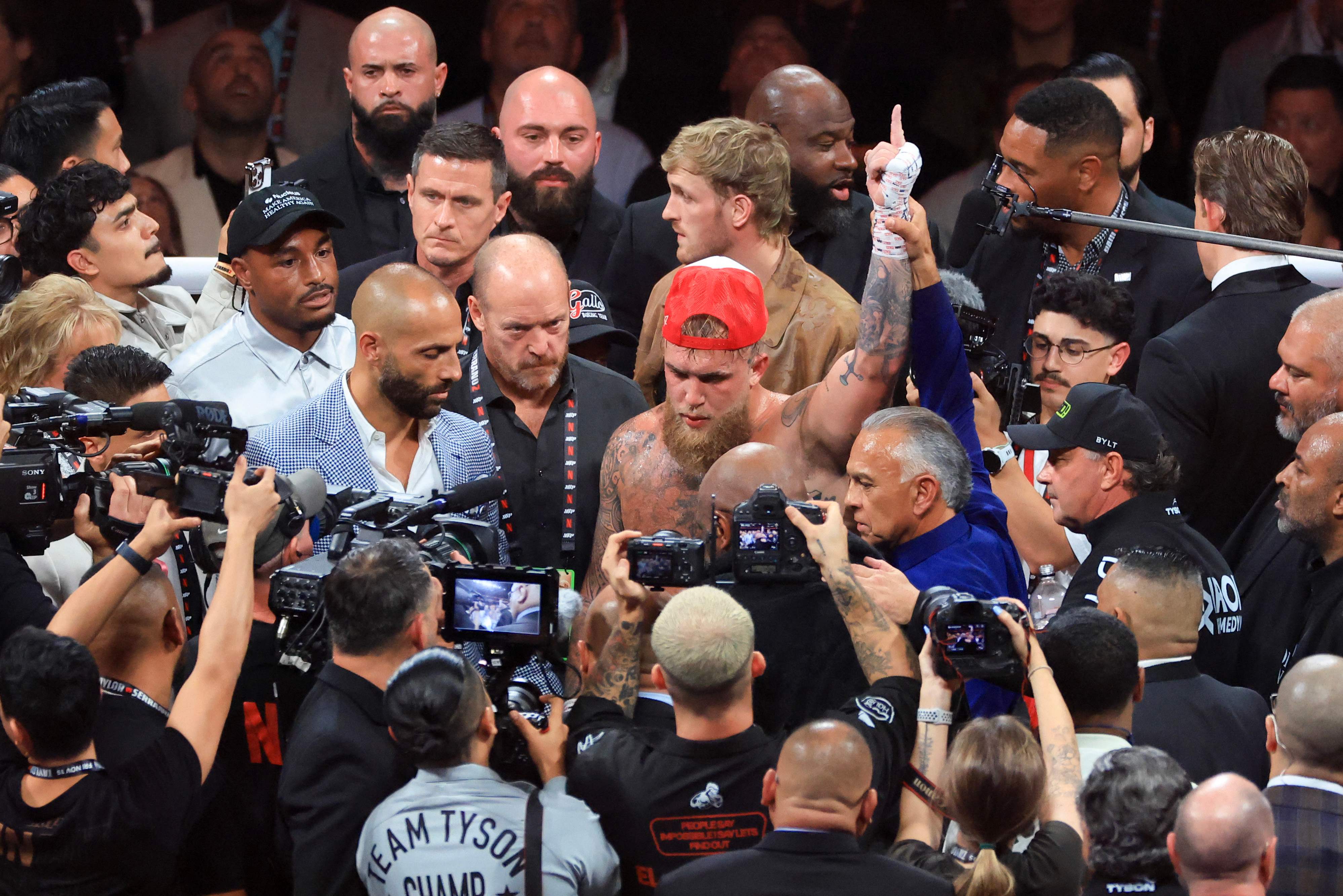 Jake Paul celebra el triunfo contra Mike Tyson, de 58 años. (Foto Prensa Libre: AFP).