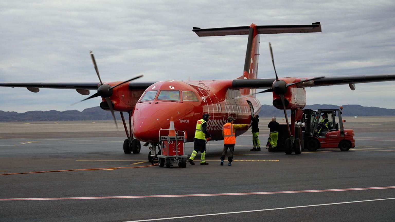 Actualmente sólo los aviones pequeños pueden despegar y aterrizar en el aeropuerto de Nuuk.

BBC