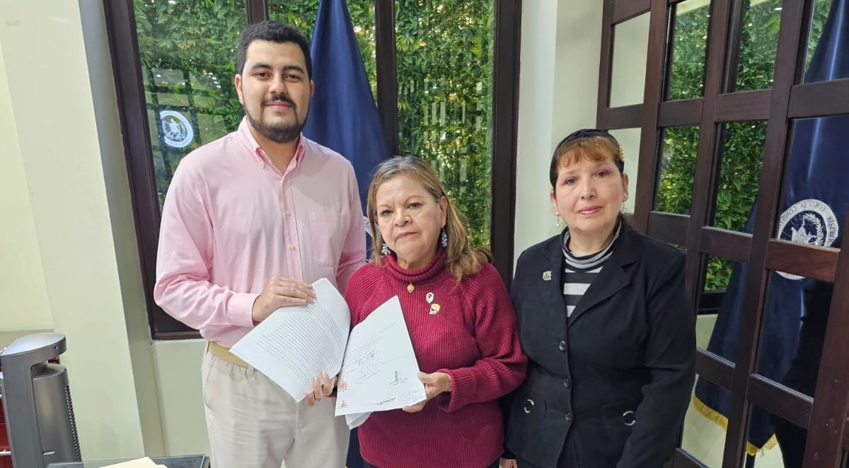 Autoridades de la Asociación de Periodistas de Guatemala presentan una acción de inconstitucionalidad contra las reformas al acuerdo del Codisra. (Foto Prensa Libre: APG)