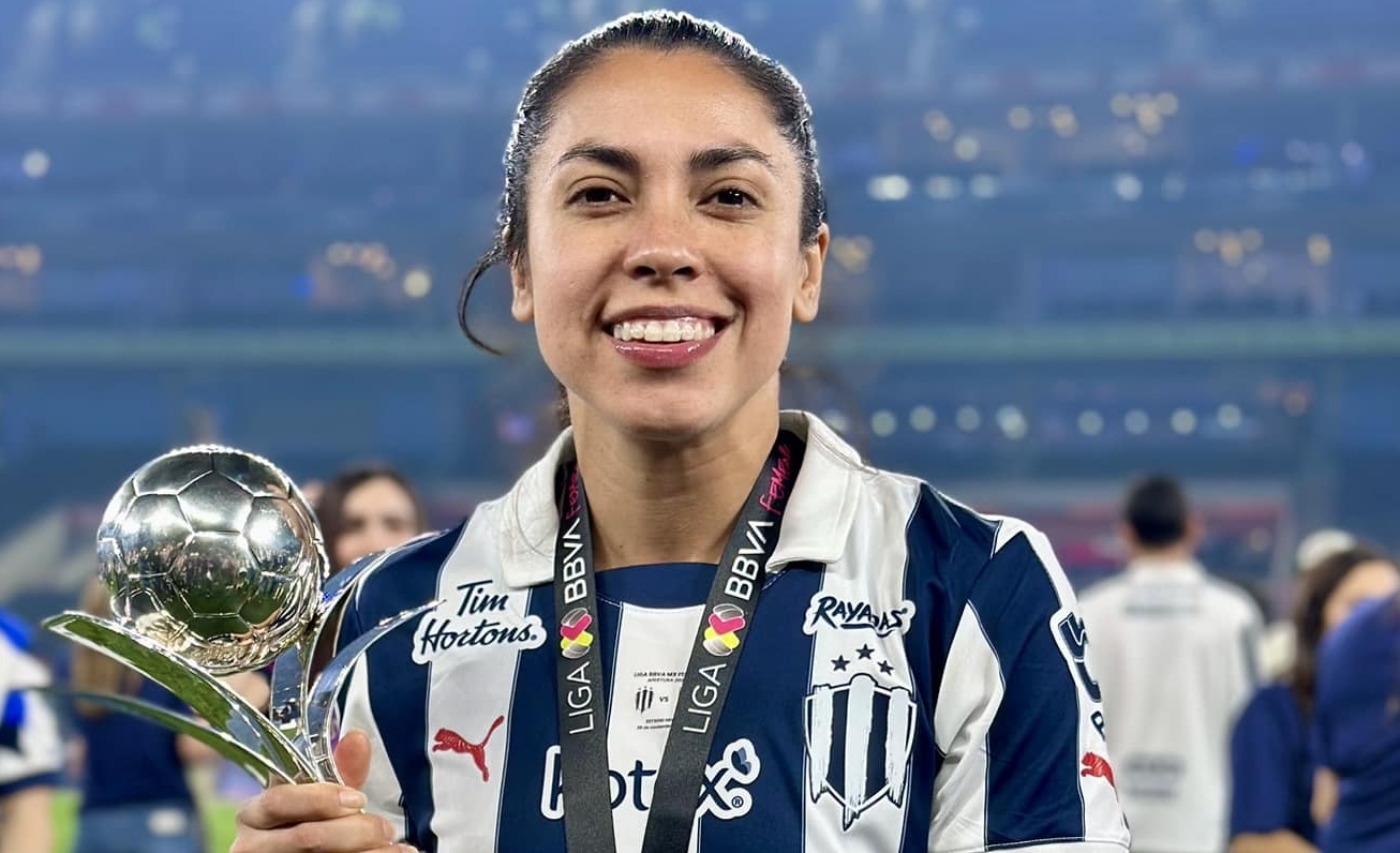 Ana Lucía Martínez posa con el trofeo que la acredita nuevamente como campeona del futbol mexicano. (Foto Prensa Libre: Ana Lucía Martínez)