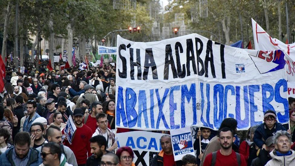 Manifestantes con una pancarta que dice: "Se acabó. Bajamos los alquileres". David Oller/Europa Press via Getty Images