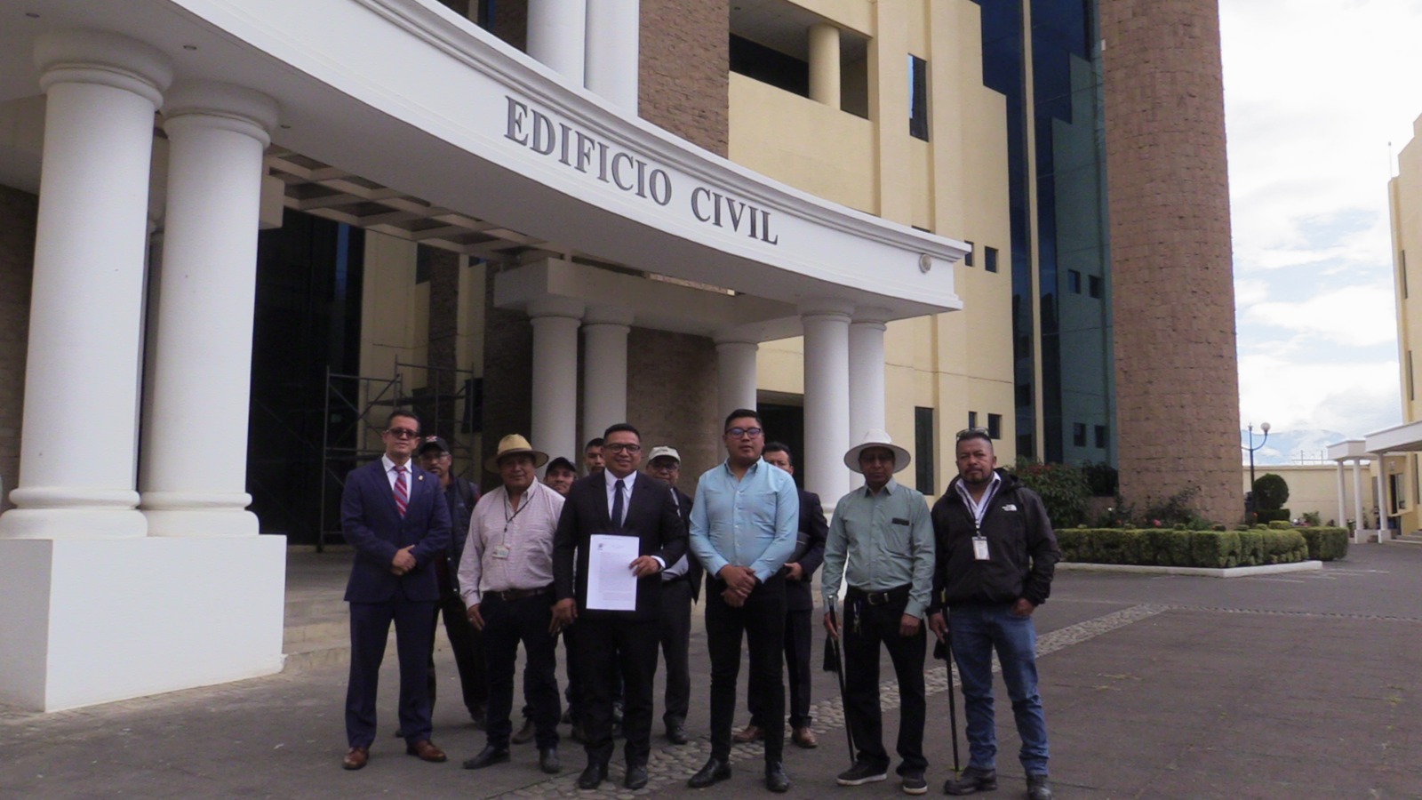 Debido a un amparo en su contra, autoridades de Cantel, Quetzaltenango, presentan en un juzgado un informe relacionado con la instalación de un centro de adoración a la Santa Muerte. (Foto Prensa Libre: Lucero Sapalú)