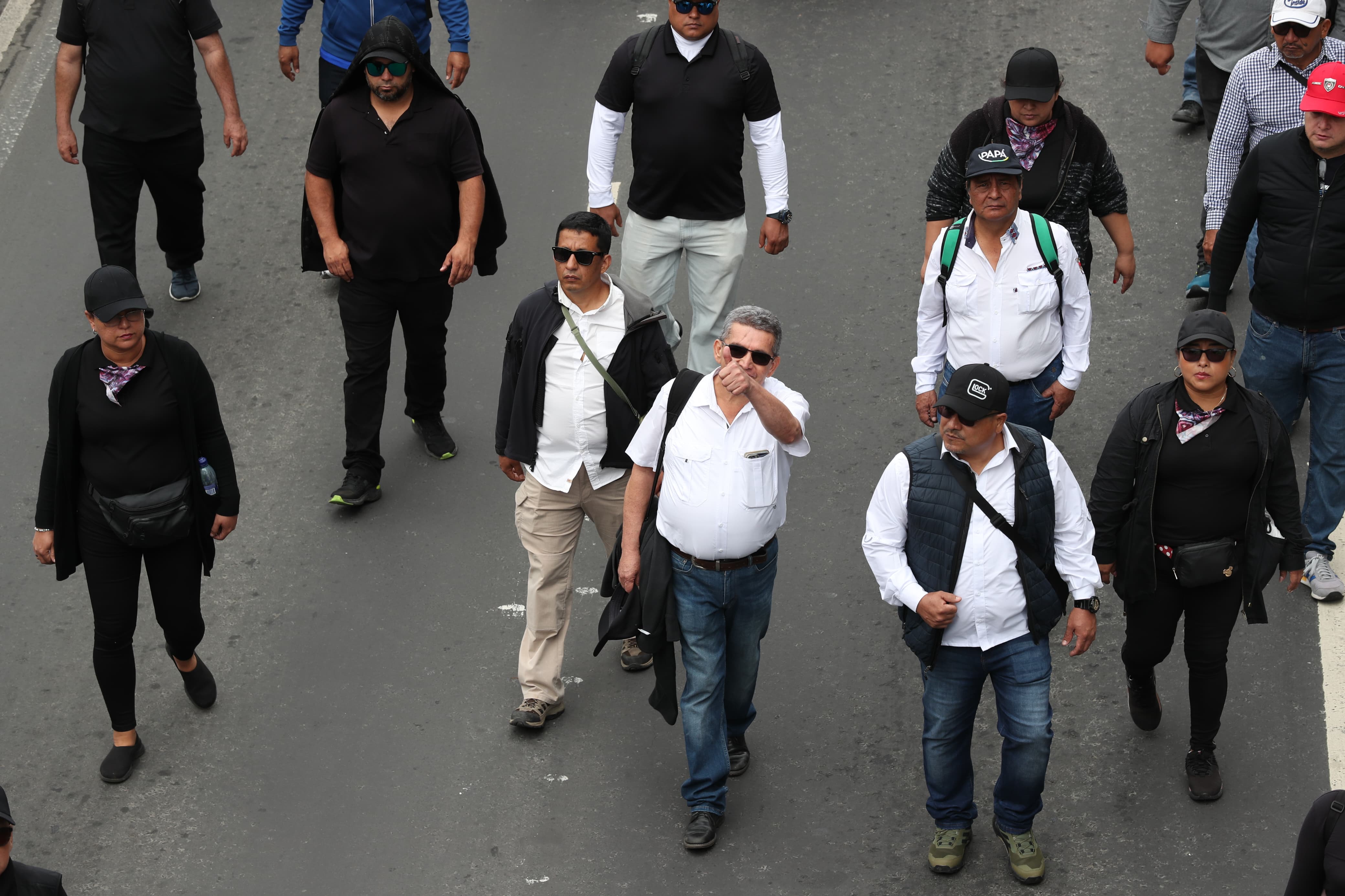 El líder sindical Joviel Acevedo participó en una marcha para exigir la renegociación del pacto colectivo. En la foto se le observa rodeado de personas que le dan seguridad. (Foto Prensa Libre: Esbin García)