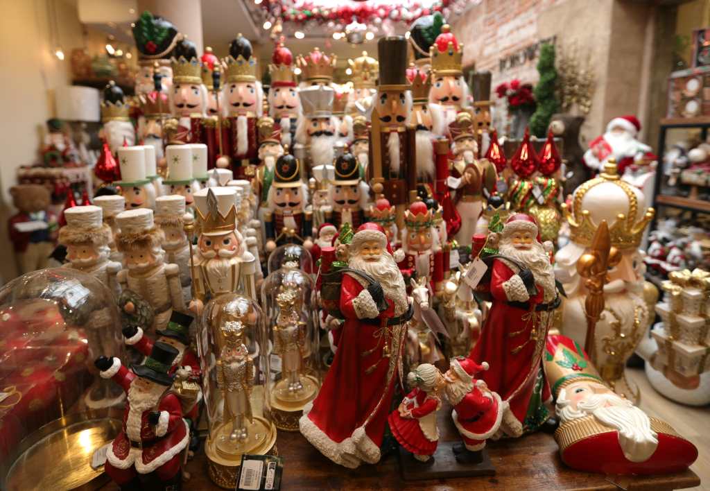 Santa Claus y Cascanueces en una tienda de decoración navideña. 