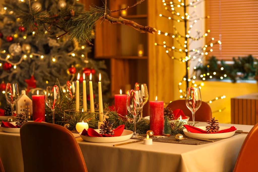 Mesa festiva con ambiente navideño en la habitación por la noche