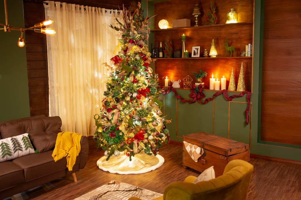 Árbol de navidad en una sala con decoraciones naturales. 