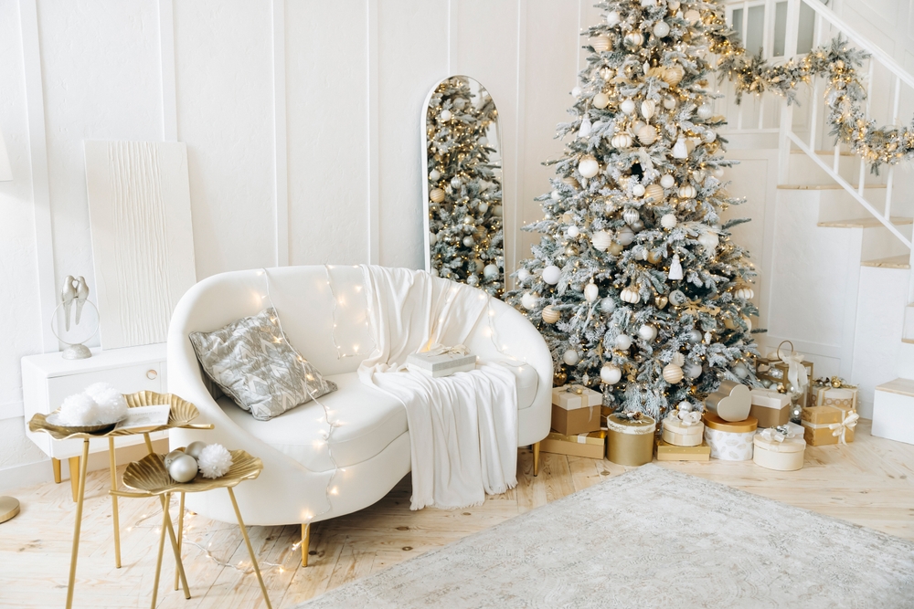 Árbol de navidad minimalista en una sala blanca. 