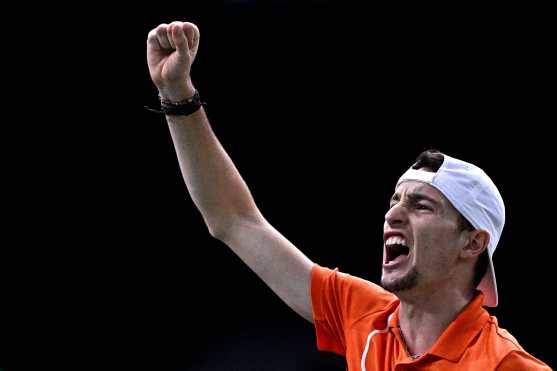 France's Ugo Humbert reacts as he plays against Russia's Karen Khachanov during their men's singles semi final match on day six of the Paris ATP Masters 1000 tennis tournament at the Accor Arena - Palais Omnisports de Paris-Bercy - in Paris on November 2, 2024. (Photo by JULIEN DE ROSA / AFP)