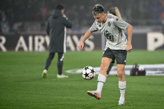 Monaco's Russian midfielder #10 Aleksandr Golovin warms up before the Champions League football match between Bologna and Monaco at the Renato Dall'Ara stadium in Bologna on  November 5, 2024. (Photo by Alberto PIZZOLI / AFP)